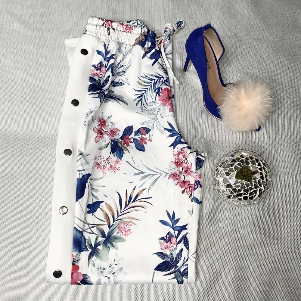 Fashion Nova’ Nalani Floral Snap Pant
